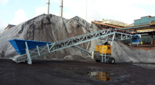 Mobile belt conveyor loader